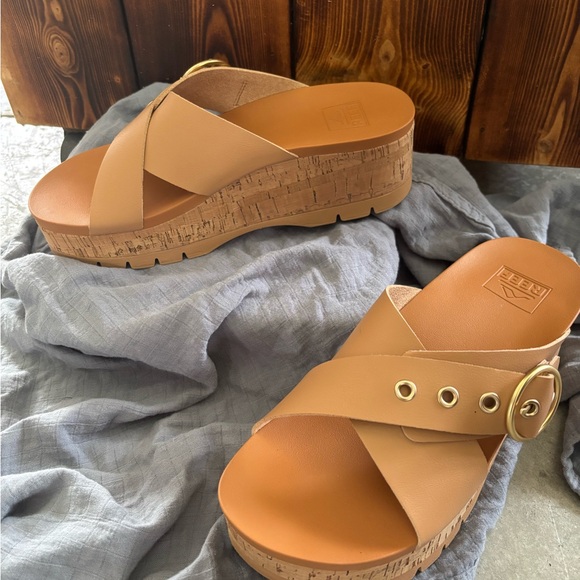 Reef Women's Beige Platform Sandals - Picture 2 of 3